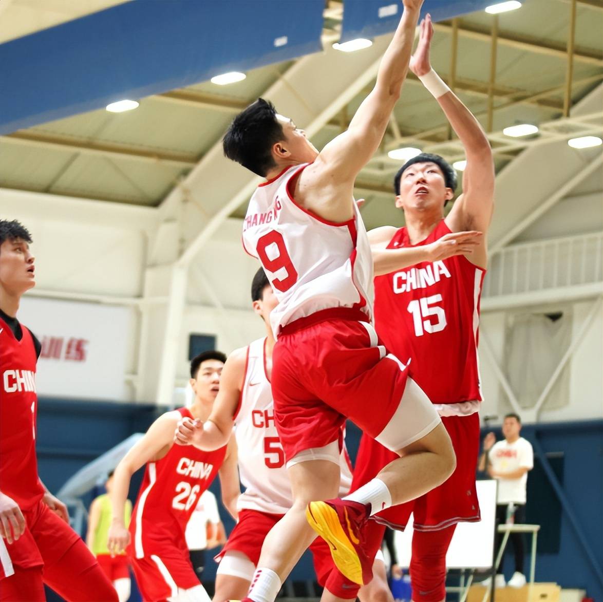 福建男篮实力强大，引领球迷心潮